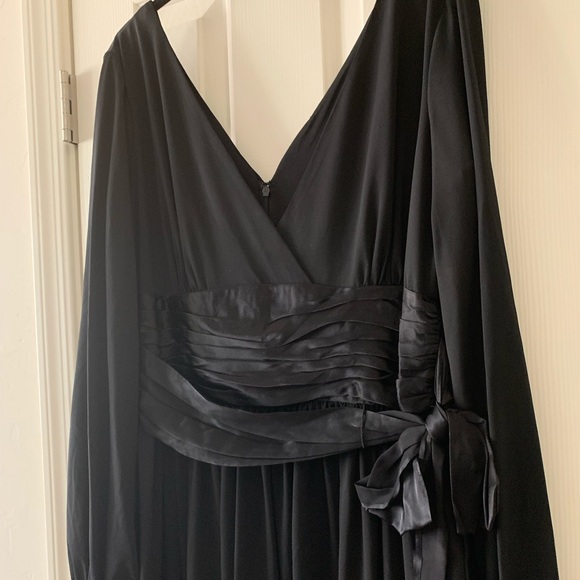 Maggy London Dresses & Skirts - Gorgeous semi-formal dress- perfect for an evening out, cocktail or formal event